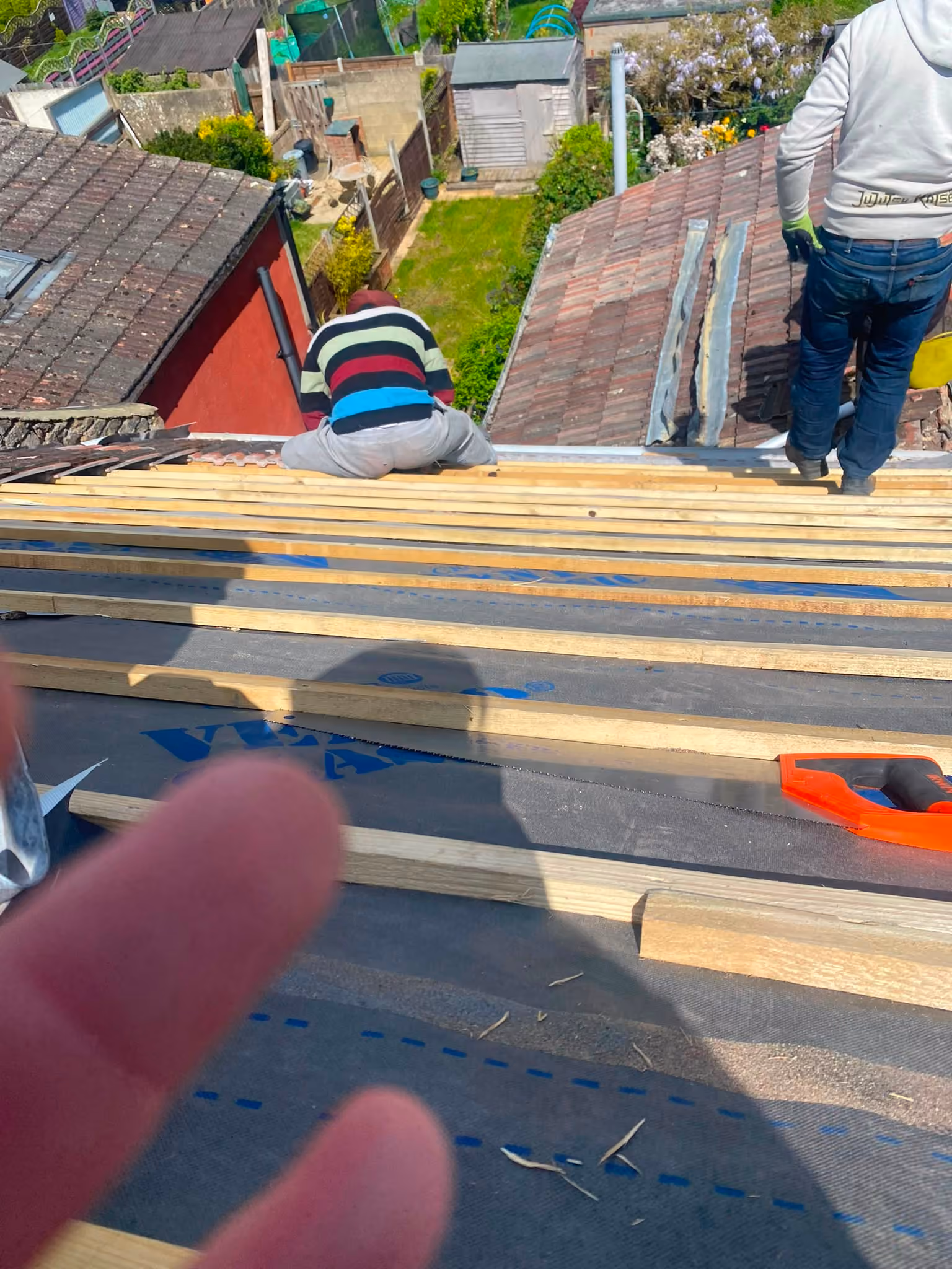 New battens gauged out along a pitch ready for tiles