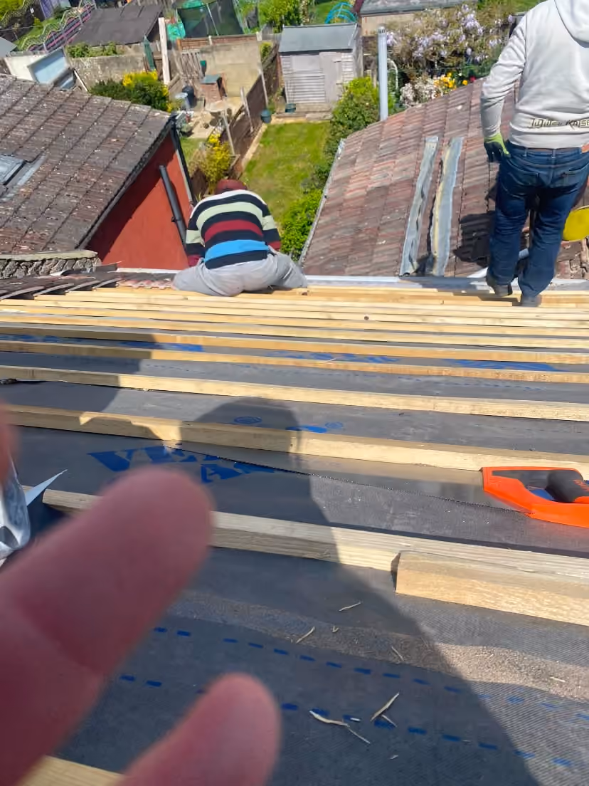 Battens laid over underlay on a stripped roof