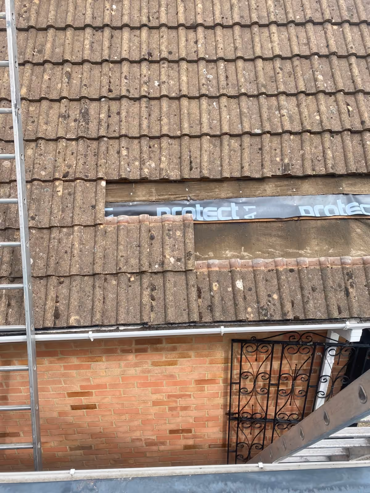 Underlay and battens across a hipped roof